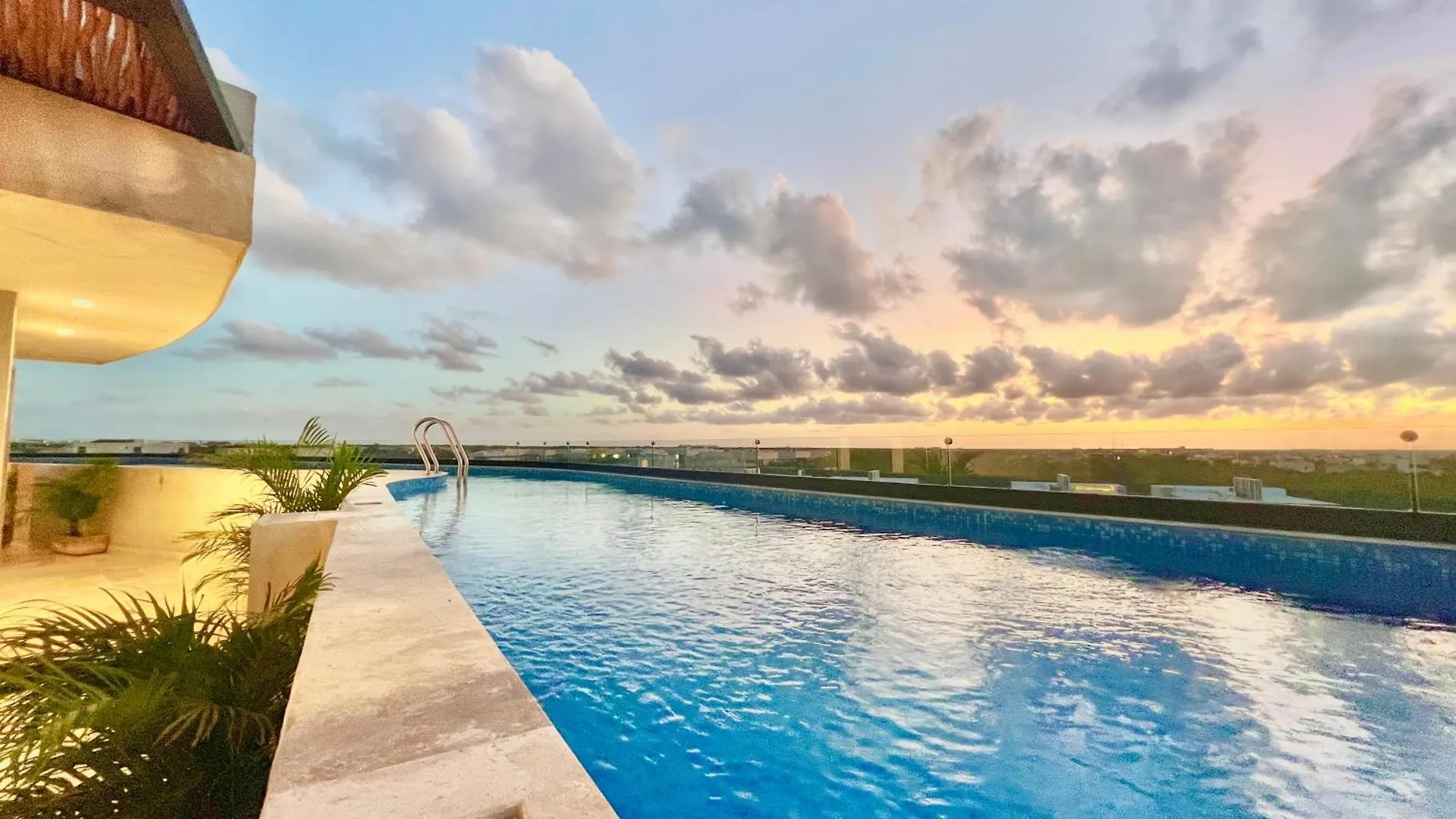 Rooftop Oasis: Urban Retreat with Infinity Pool & Private Terrace Apartment Tulum